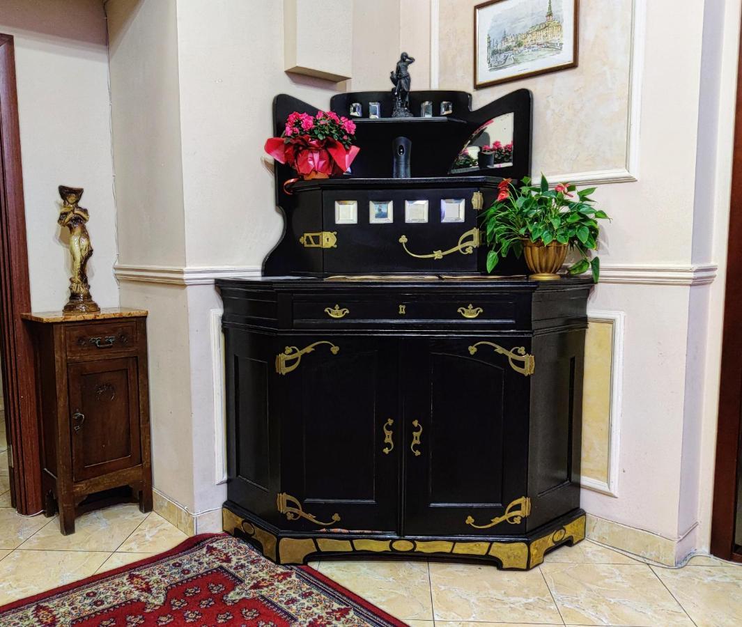 Chaplin Otel Lviv Dış mekan fotoğraf